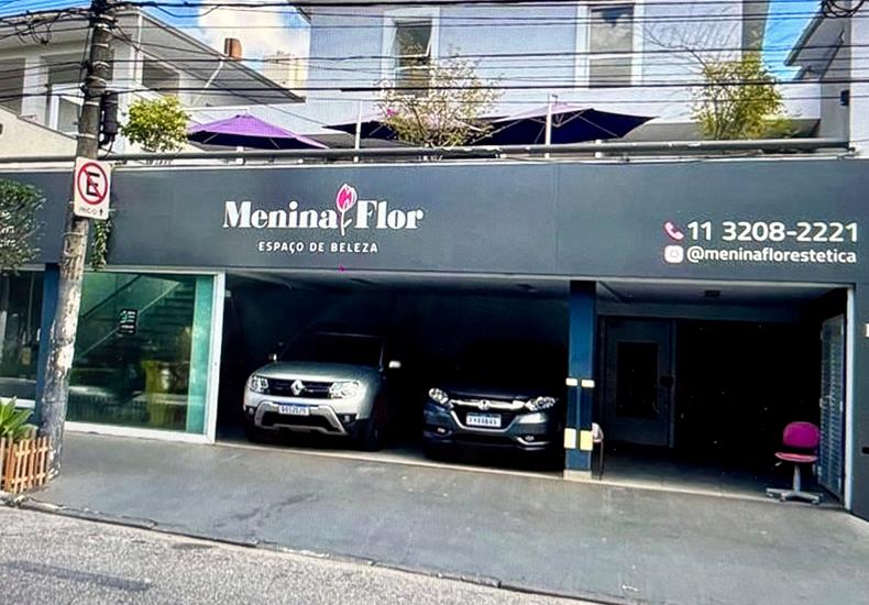 Fachada do salão Menina Flor vista da Rua Muniz de Sousa